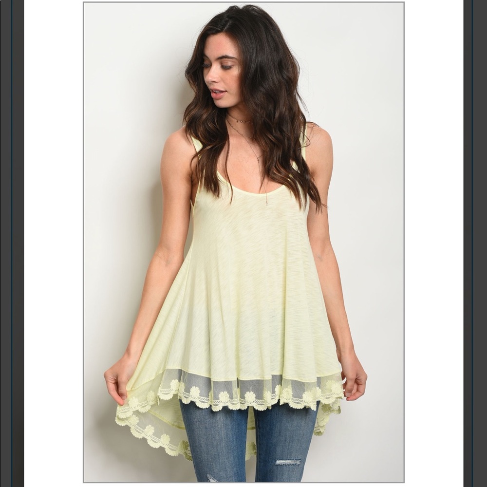 ☕️Stylish Yellow Lace Hem Top 🤩